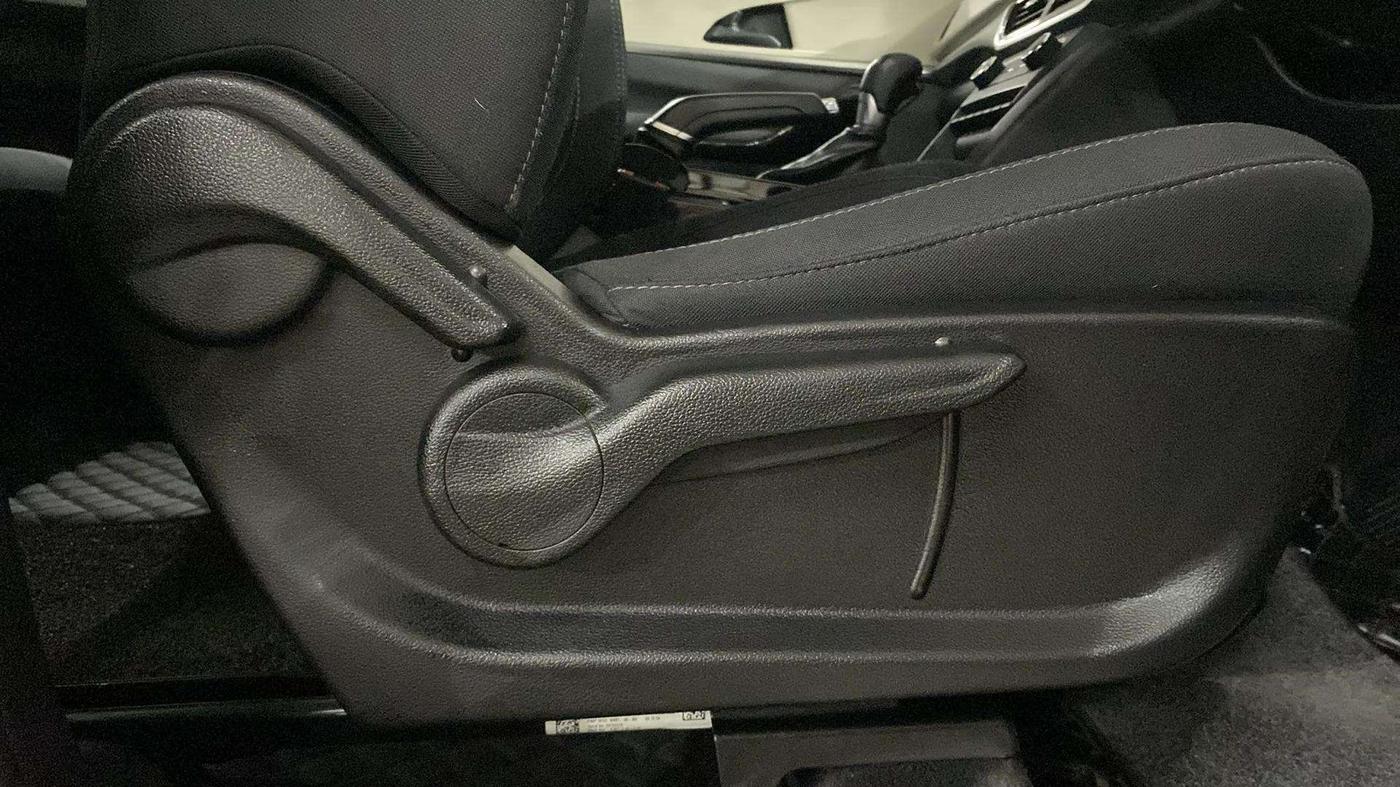 2022 Mahindra XUV700 AX 5 P AT 5 STR, Petrol, Automatic, 17,399 km, Driver Side Adjustment Panel