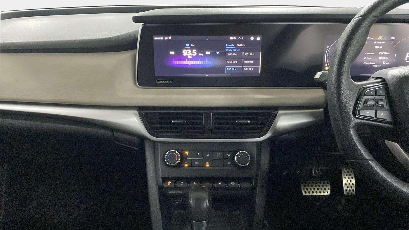 2022 Mahindra XUV700 AX 5 P AT 5 STR, Petrol, Automatic, 17,399 km, Air Conditioner