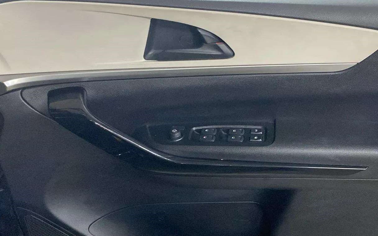 2022 Mahindra XUV700 AX 5 P AT 5 STR, Petrol, Automatic, 17,399 km, Driver Side Door Panels Control