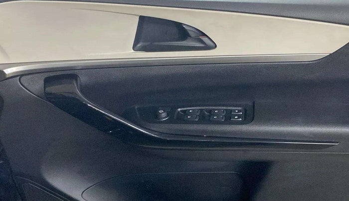 2022 Mahindra XUV700 AX 5 P AT 5 STR, Petrol, Automatic, 17,346 km, Driver Side Door Panels Control