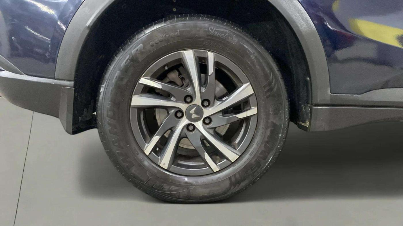 2022 Mahindra XUV700 AX 5 P AT 5 STR, Petrol, Automatic, 17,399 km, Right Rear Wheel
