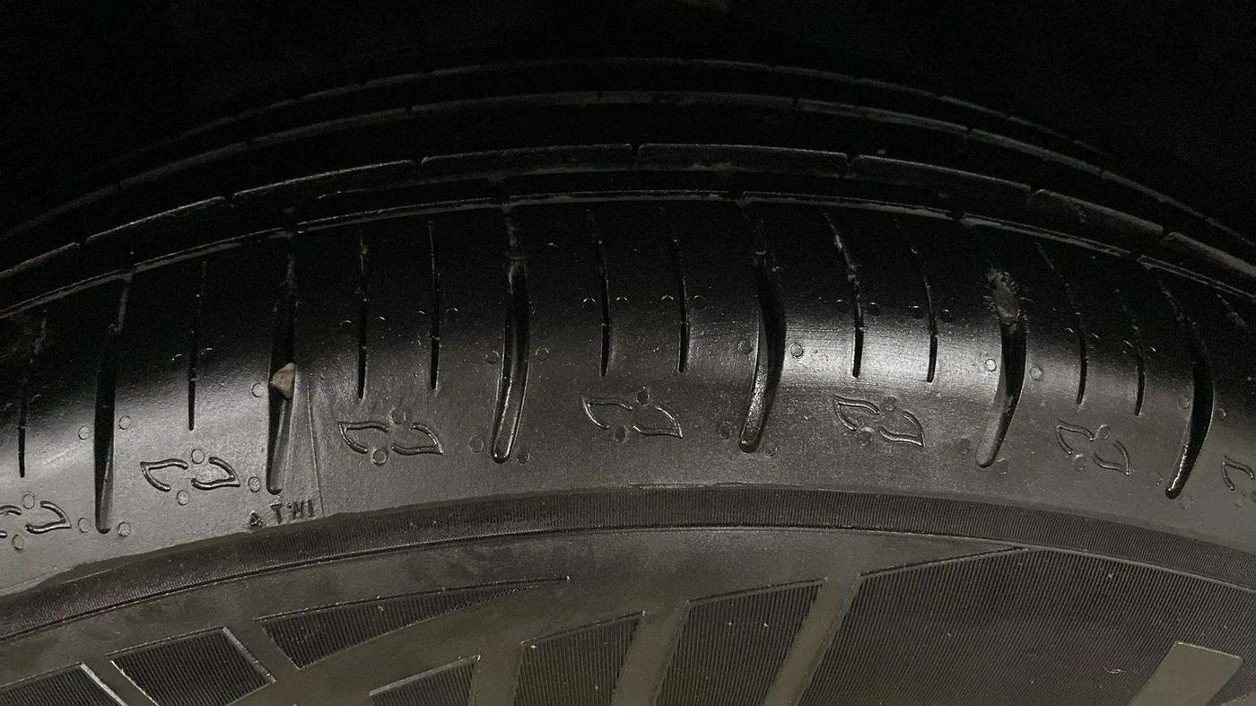 2022 Mahindra XUV700 AX 5 P AT 5 STR, Petrol, Automatic, 17,399 km, Right Front Tyre Tread