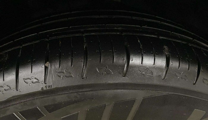 2022 Mahindra XUV700 AX 5 P AT 5 STR, Petrol, Automatic, 17,346 km, Right Front Tyre Tread