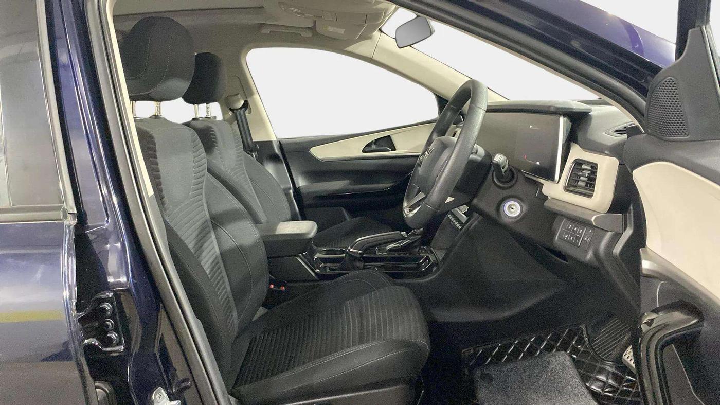2022 Mahindra XUV700 AX 5 P AT 5 STR, Petrol, Automatic, 17,399 km, Right Side Front Door Cabin