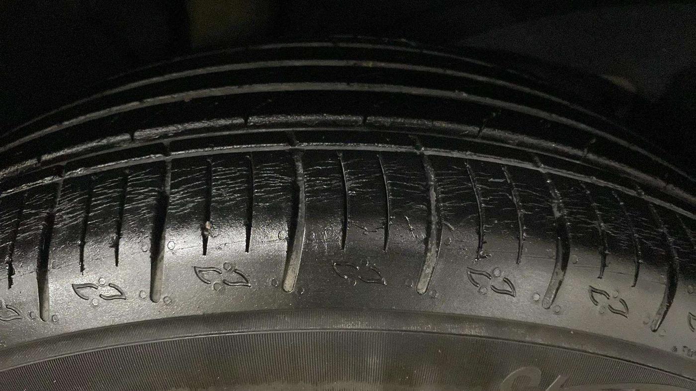 2022 Mahindra XUV700 AX 5 P AT 5 STR, Petrol, Automatic, 17,399 km, Right Rear Tyre Tread