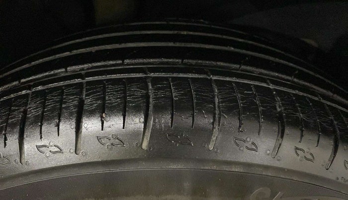 2022 Mahindra XUV700 AX 5 P AT 5 STR, Petrol, Automatic, 17,346 km, Right Rear Tyre Tread