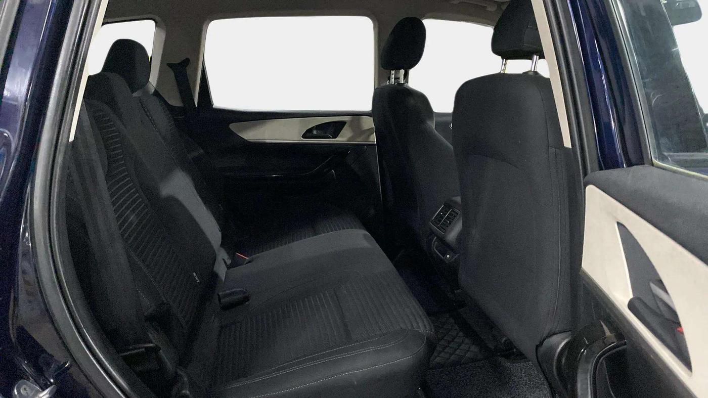 2022 Mahindra XUV700 AX 5 P AT 5 STR, Petrol, Automatic, 17,399 km, Right Side Rear Door Cabin