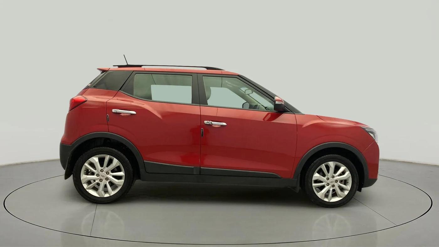 2021 Mahindra XUV300 W8 1.2 PETROL, Petrol, Manual, 75,300 km, Right Side View