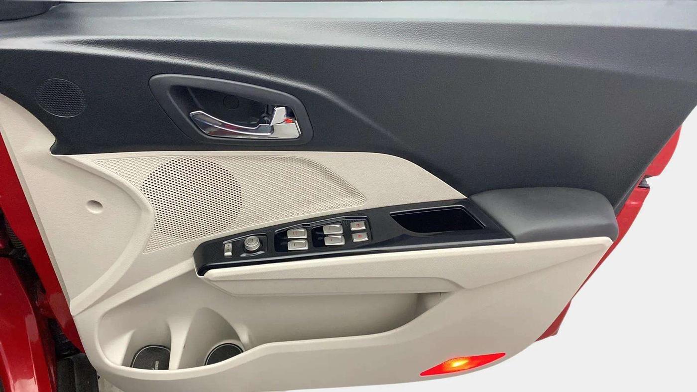 2021 Mahindra XUV300 W8 1.2 PETROL, Petrol, Manual, 75,300 km, Driver Side Door Panels Control