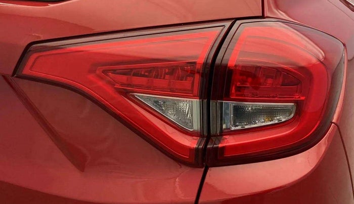 2021 Mahindra XUV300 W8 1.2 PETROL, Petrol, Manual, 75,255 km, Right tail light - Minor damage