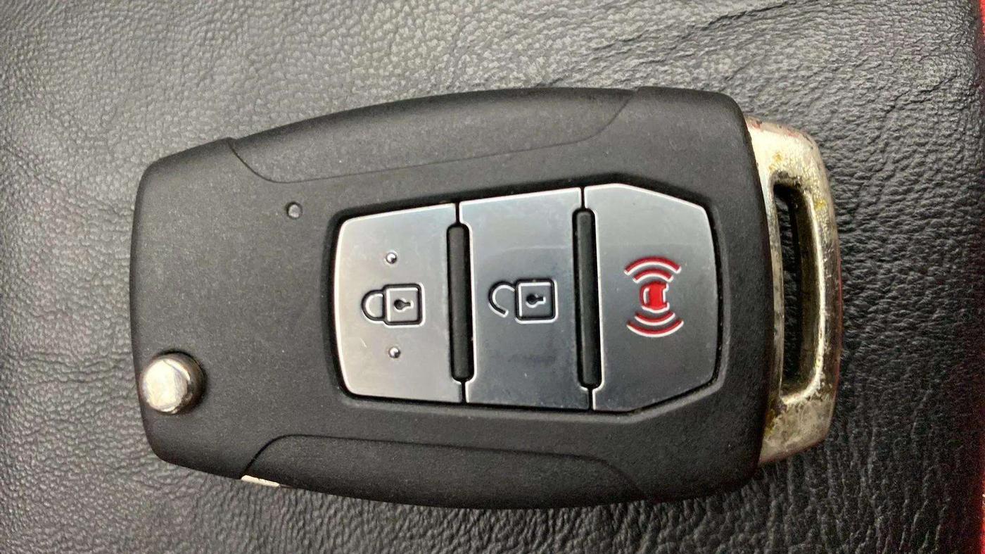 2021 Mahindra XUV300 W8 1.2 PETROL, Petrol, Manual, 75,300 km, Key Close Up