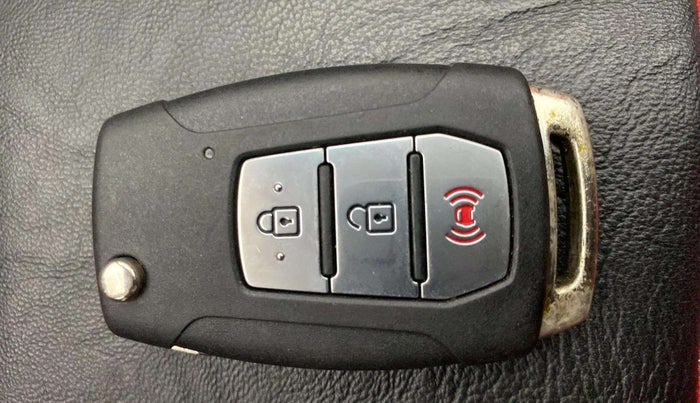 2021 Mahindra XUV300 W8 1.2 PETROL, Petrol, Manual, 75,255 km, Key Close Up