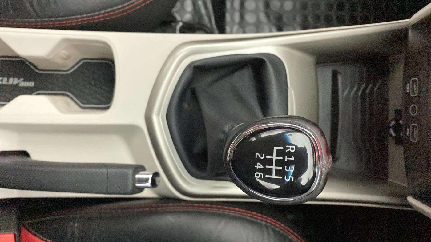 2021 Mahindra XUV300 W8 1.2 PETROL, Petrol, Manual, 75,300 km, Gear Lever