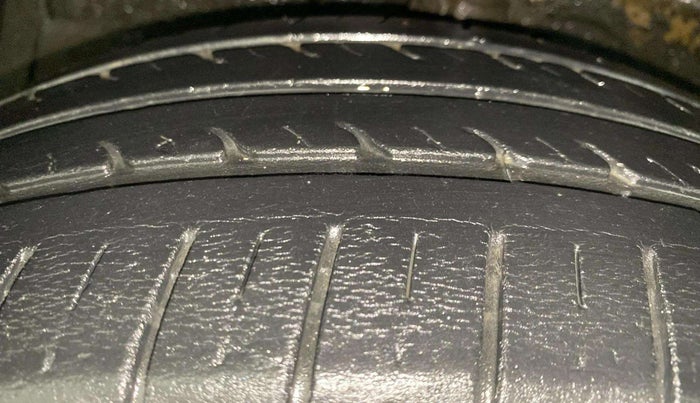 2017 Maruti Ciaz ZETA 1.4  MT PETROL, Petrol, Manual, 42,021 km, Left Front Tyre Tread
