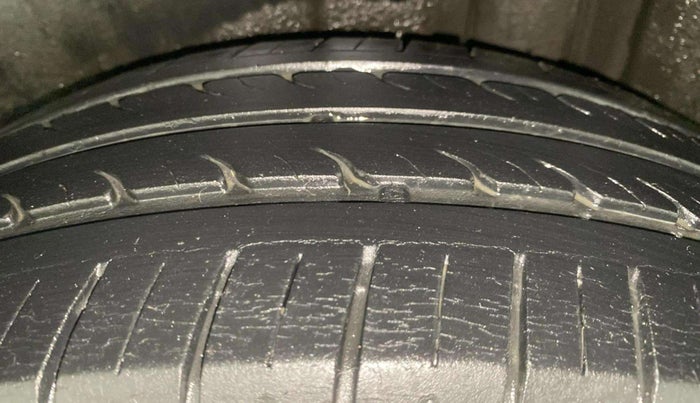 2017 Maruti Ciaz ZETA 1.4  MT PETROL, Petrol, Manual, 42,021 km, Left Rear Tyre Tread