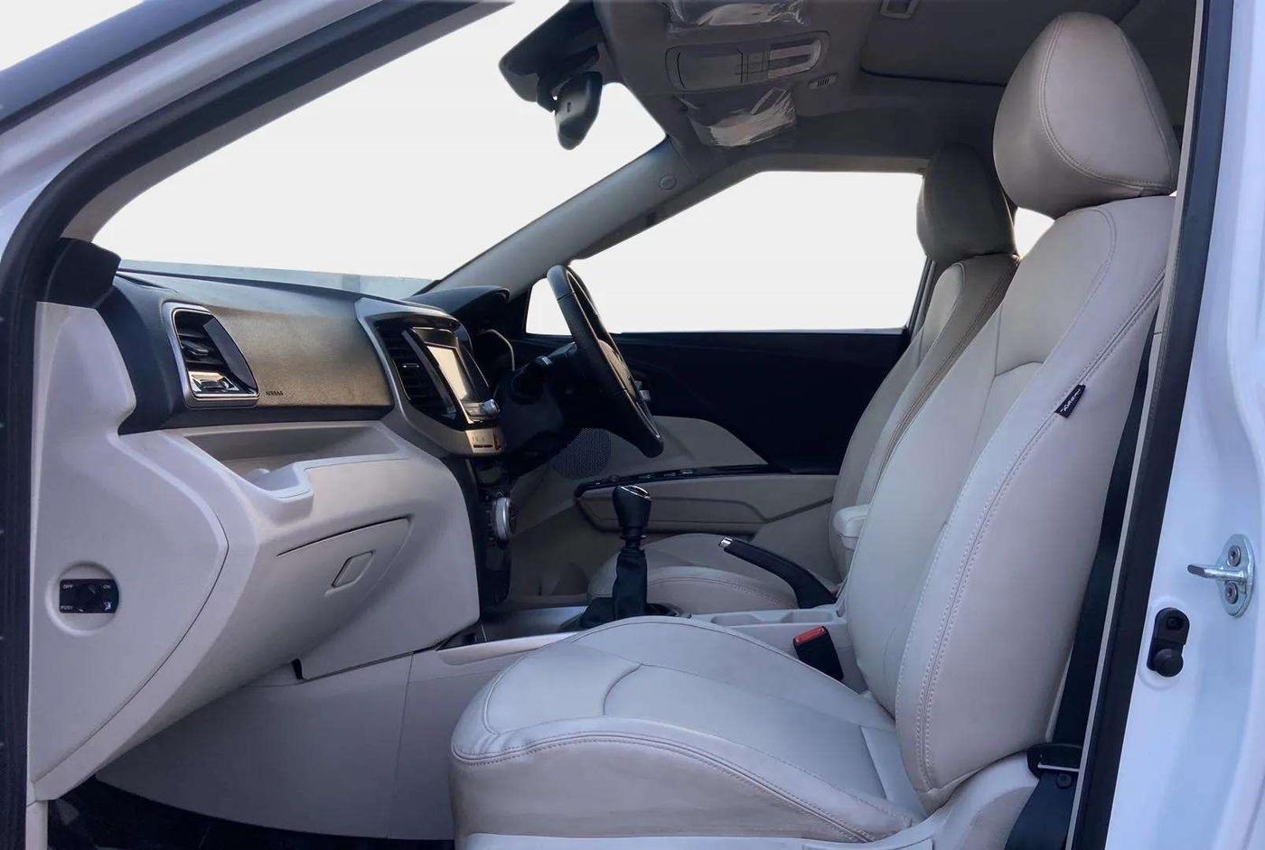 2023 Mahindra XUV300 W8 (O) 1.2 PETROL, Petrol, Manual, 12,256 km, Right Side Front Door Cabin