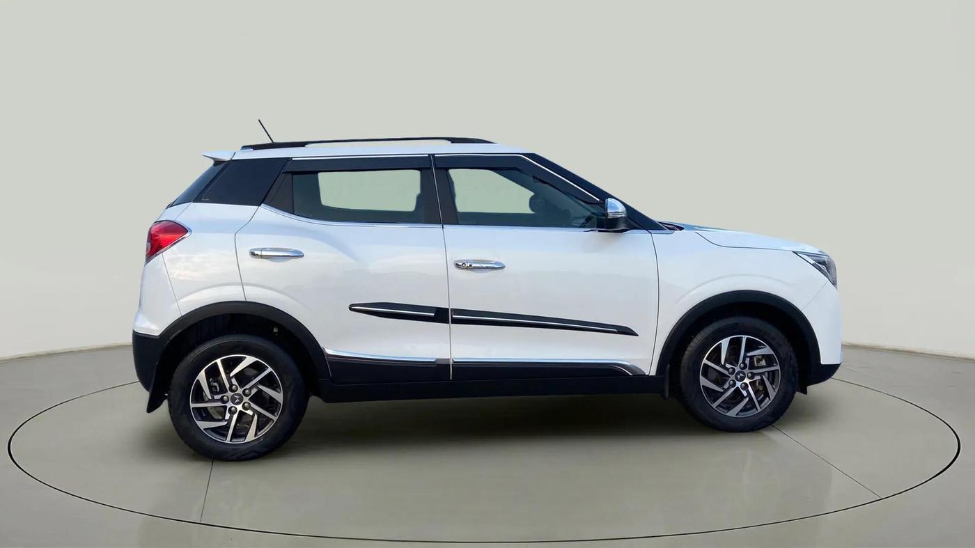 2023 Mahindra XUV300 W8 (O) 1.2 PETROL, Petrol, Manual, 12,256 km, Right Side View