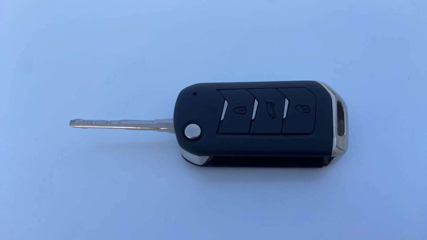 2023 Mahindra XUV300 W8 (O) 1.2 PETROL, Petrol, Manual, 12,256 km, Key Close Up