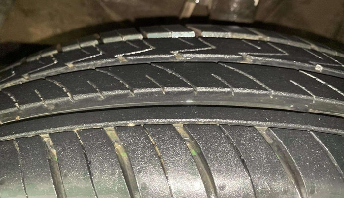 2023 Maruti Swift VXI, Petrol, Manual, 25,028 km, Left Front Tyre Tread