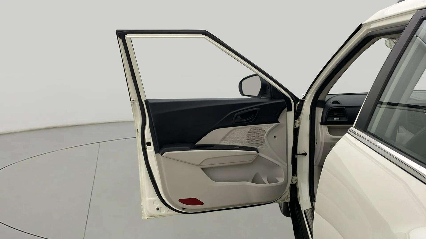 2021 Mahindra XUV300 W6 1.5 DIESEL AMT, Diesel, Automatic, 1,02,886 km, LHS Front Door