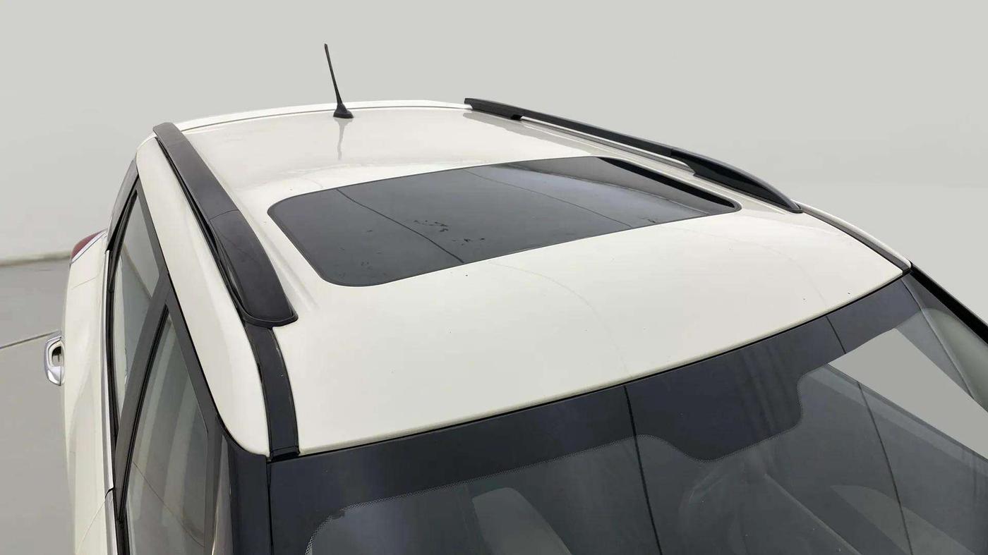2021 Mahindra XUV300 W6 1.5 DIESEL AMT, Diesel, Automatic, 1,02,886 km, Roof