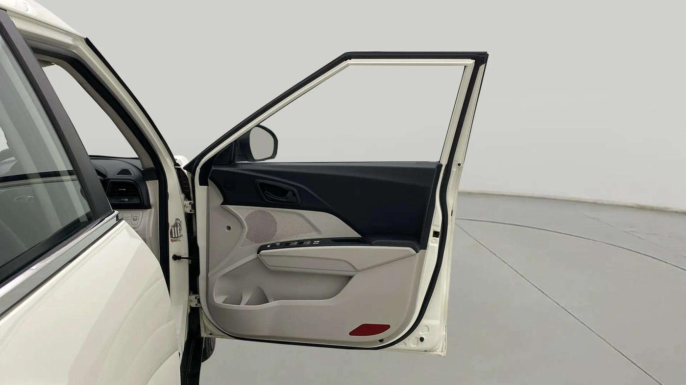 2021 Mahindra XUV300 W6 1.5 DIESEL AMT, Diesel, Automatic, 1,02,886 km, RHS Front Door