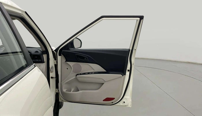 2021 Mahindra XUV300 W6 1.5 DIESEL AMT, Diesel, Automatic, 1,02,827 km, RHS Front Door