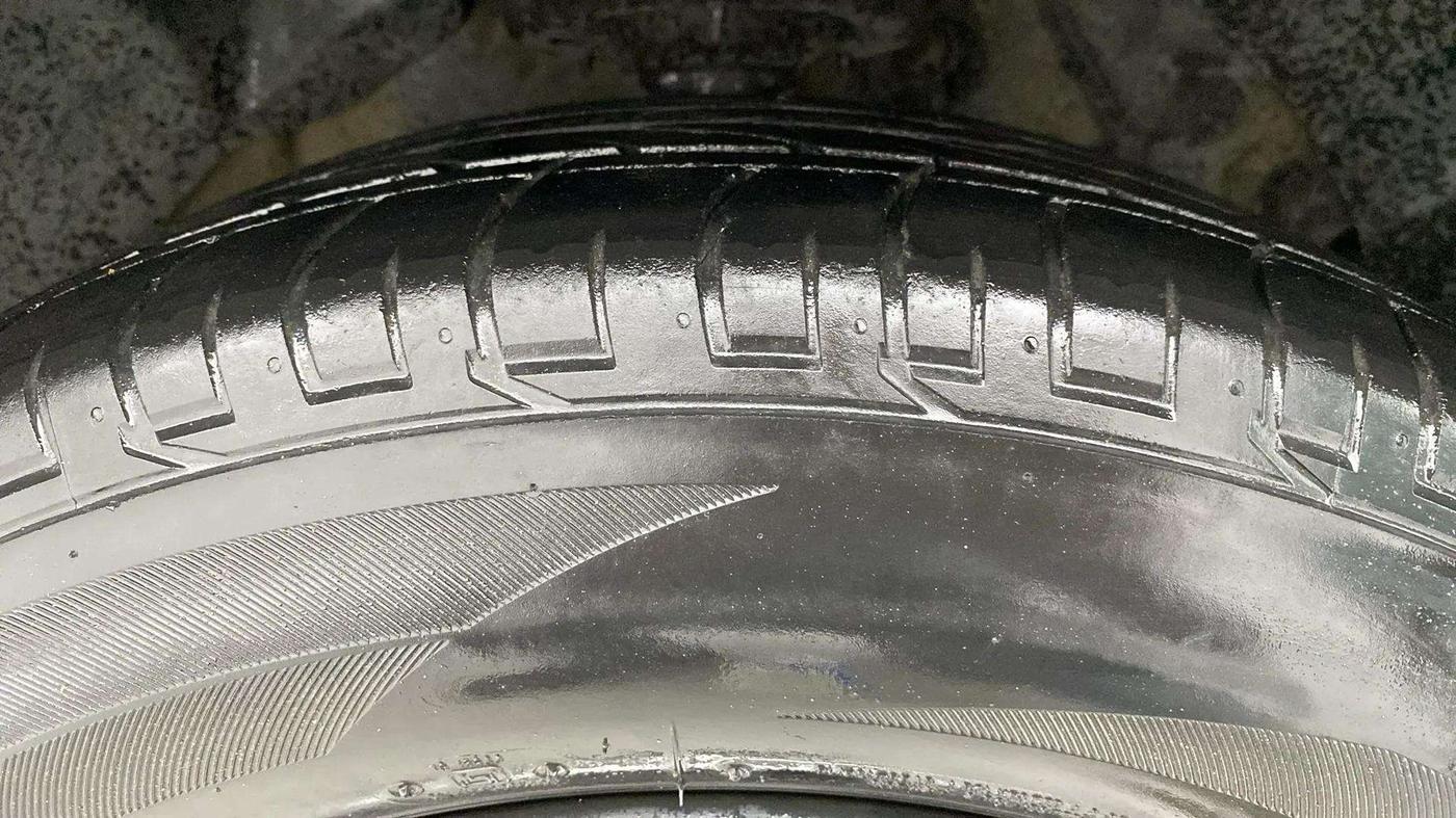 2021 Mahindra XUV300 W6 1.5 DIESEL AMT, Diesel, Automatic, 1,02,886 km, Right Front Tyre Tread