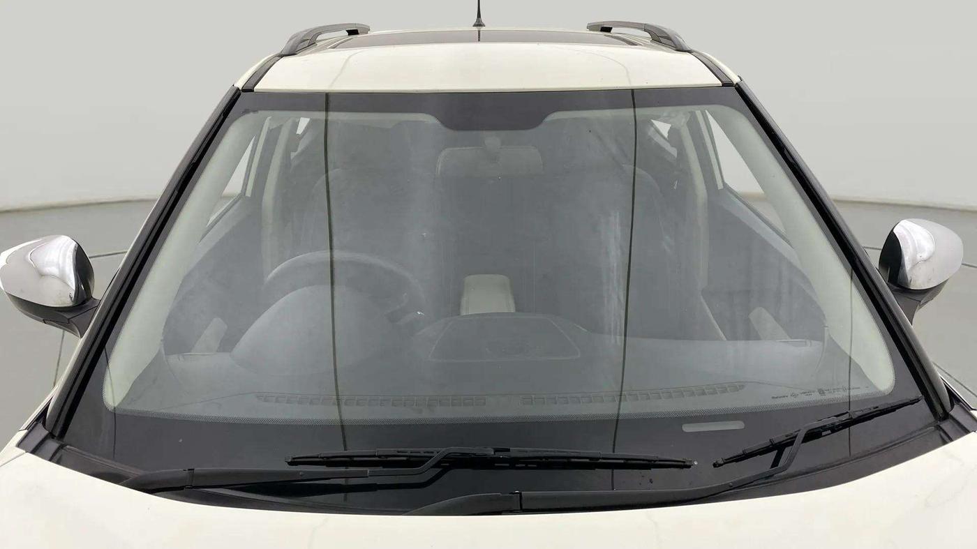 2021 Mahindra XUV300 W6 1.5 DIESEL AMT, Diesel, Automatic, 1,02,886 km, Front Windshield