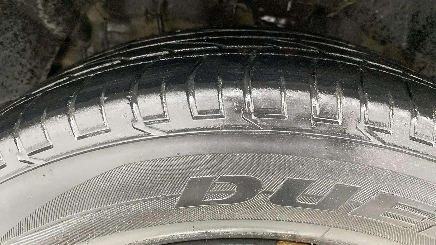 2021 Mahindra XUV300 W6 1.5 DIESEL AMT, Diesel, Automatic, 1,02,886 km, Left Front Tyre Tread