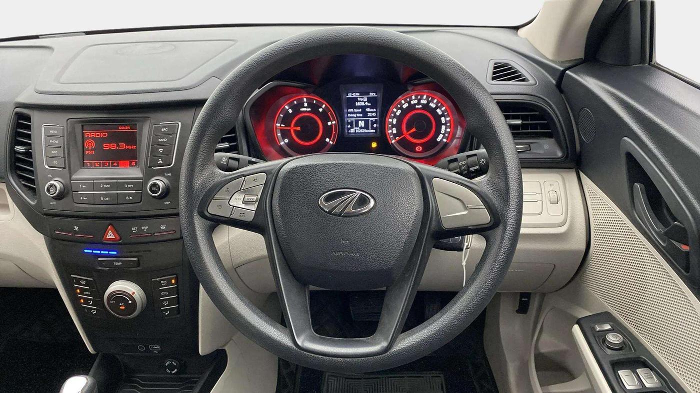 2021 Mahindra XUV300 W6 1.5 DIESEL AMT, Diesel, Automatic, 1,02,886 km, Steering Wheel Close Up
