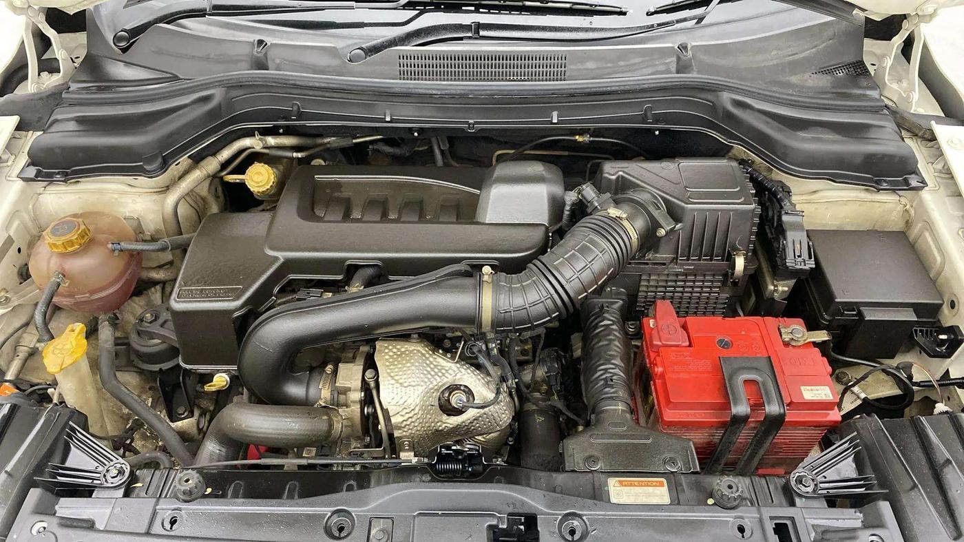 2021 Mahindra XUV300 W6 1.5 DIESEL AMT, Diesel, Automatic, 1,02,886 km, Engine View