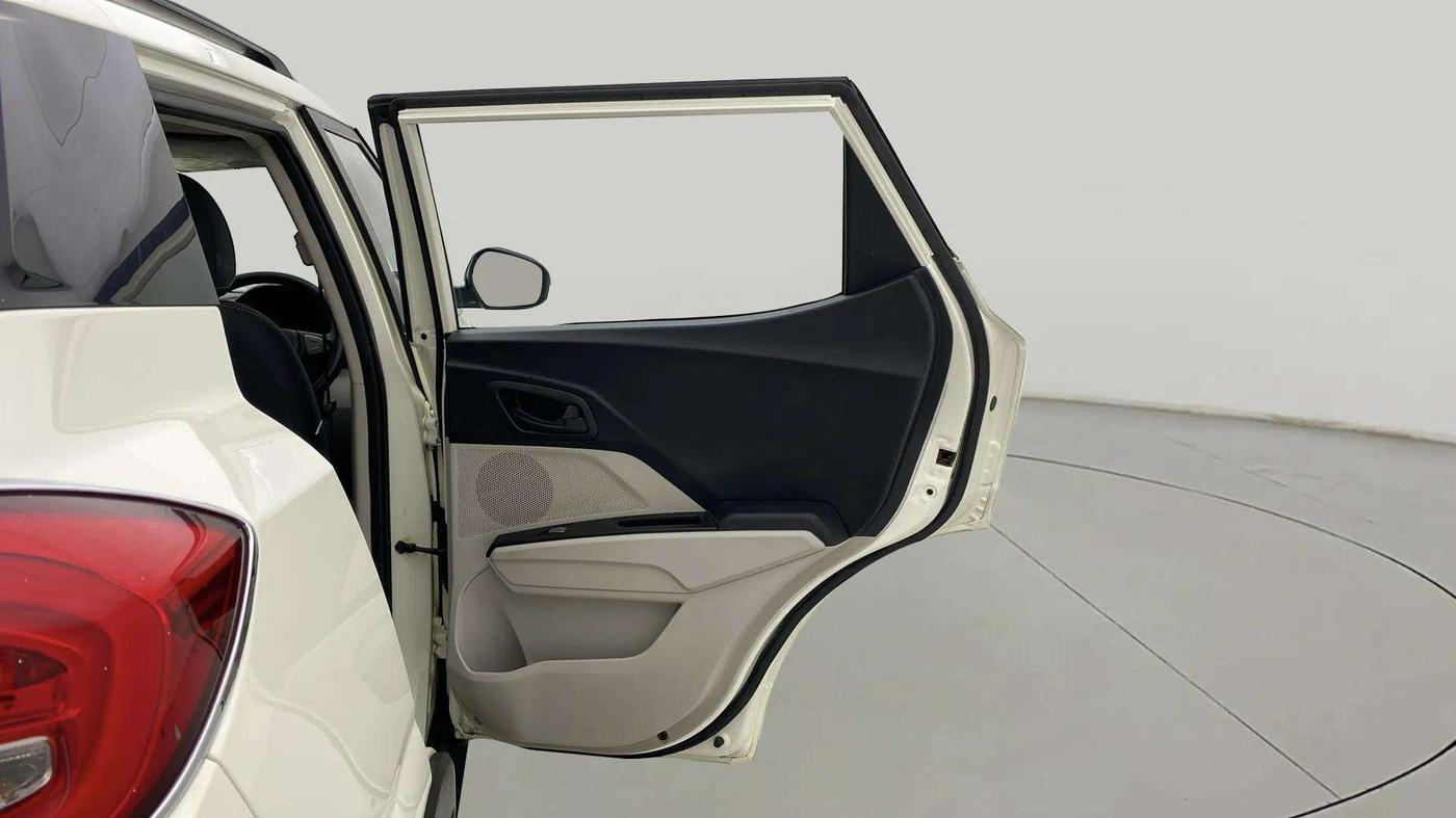 2021 Mahindra XUV300 W6 1.5 DIESEL AMT, Diesel, Automatic, 1,02,886 km, RHS Rear Door