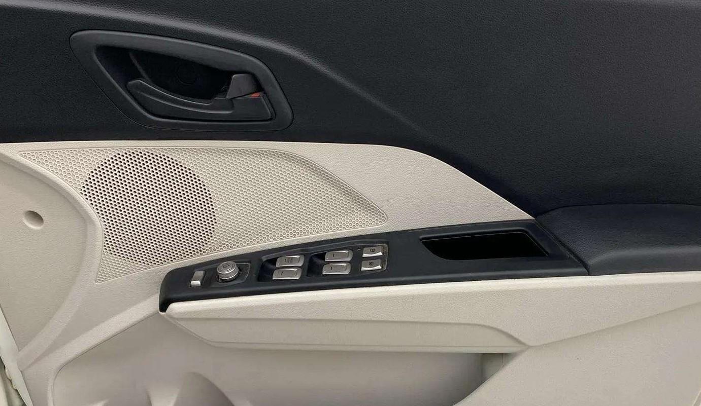 2021 Mahindra XUV300 W6 1.5 DIESEL AMT, Diesel, Automatic, 1,02,886 km, Driver Side Door Panels Control