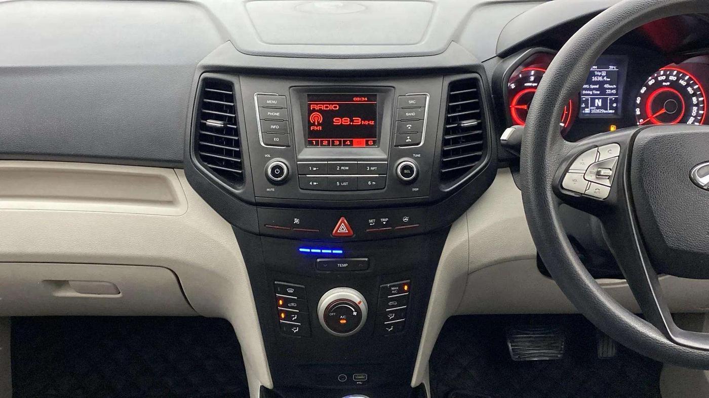 2021 Mahindra XUV300 W6 1.5 DIESEL AMT, Diesel, Automatic, 1,02,886 km, Air Conditioner