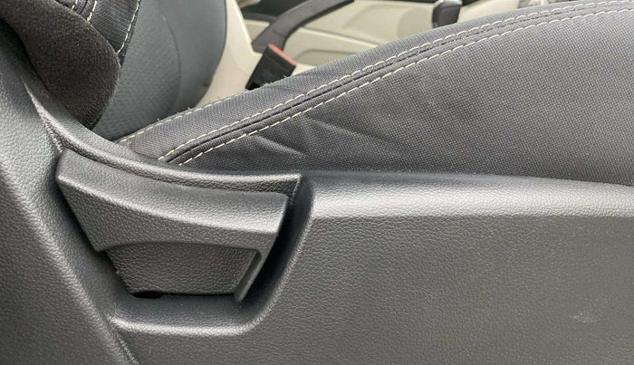 2021 Mahindra XUV300 W6 1.5 DIESEL AMT, Diesel, Automatic, 1,02,827 km, Driver Side Adjustment Panel
