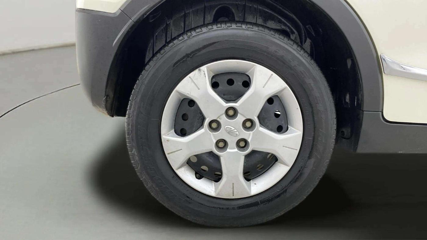 2021 Mahindra XUV300 W6 1.5 DIESEL AMT, Diesel, Automatic, 1,02,886 km, Right Rear Wheel
