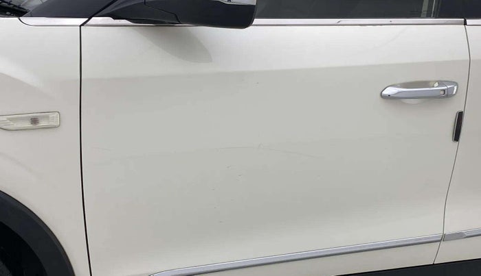 2021 Mahindra XUV300 W6 1.5 DIESEL AMT, Diesel, Automatic, 1,02,827 km, Front passenger door - Minor scratches