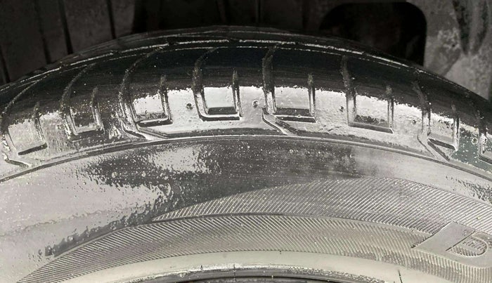 2021 Mahindra XUV300 W6 1.5 DIESEL AMT, Diesel, Automatic, 1,02,827 km, Right Rear Tyre Tread