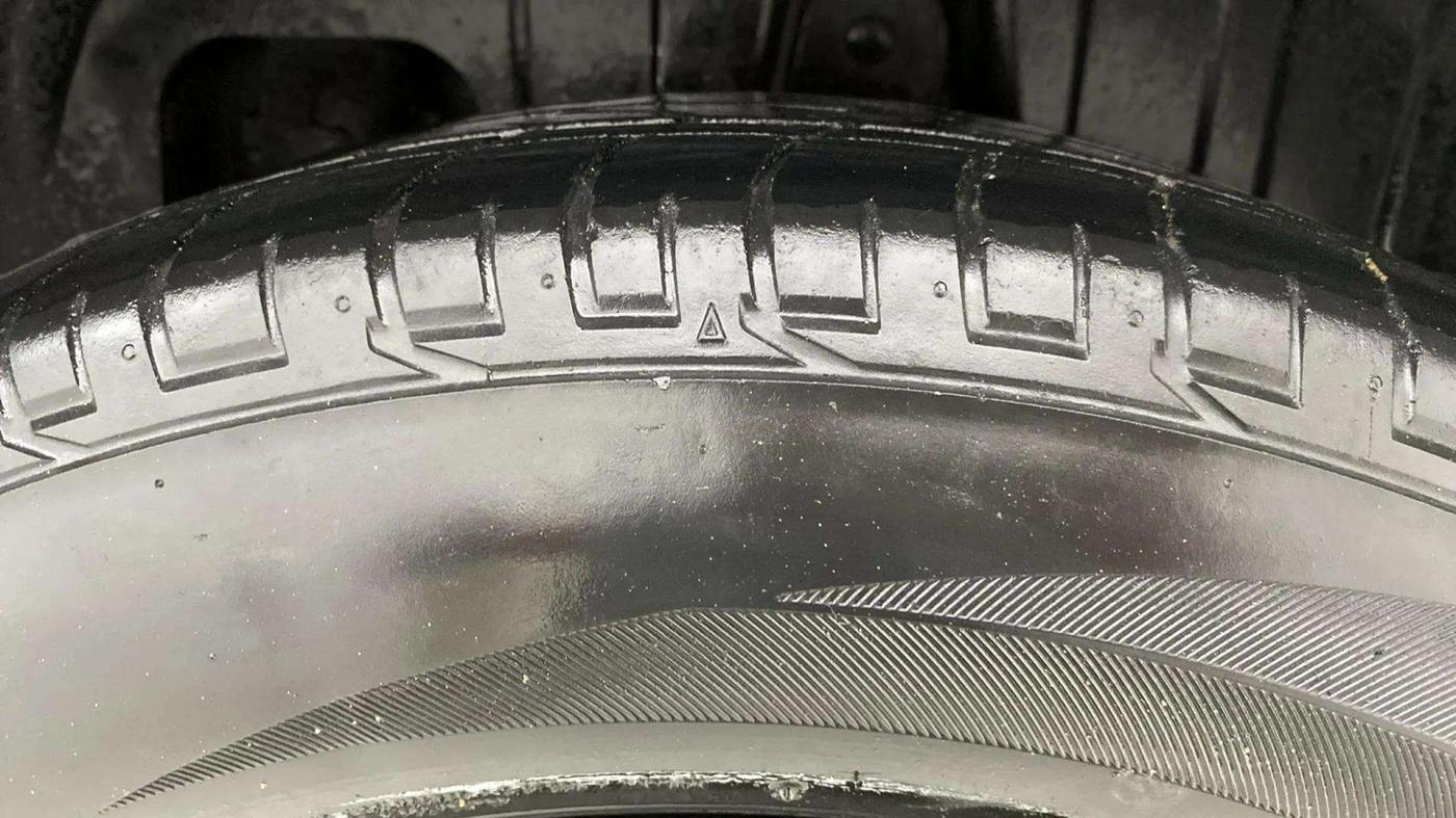 2021 Mahindra XUV300 W6 1.5 DIESEL AMT, Diesel, Automatic, 1,02,886 km, Left Rear Tyre Tread