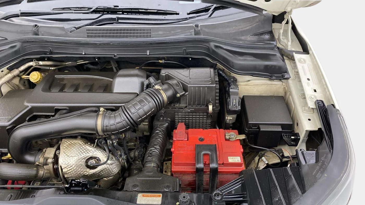 2021 Mahindra XUV300 W6 1.5 DIESEL AMT, Diesel, Automatic, 1,02,886 km, Engine View - Left