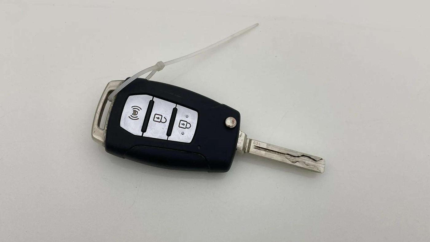 2021 Mahindra XUV300 W6 1.5 DIESEL AMT, Diesel, Automatic, 1,02,886 km, Key Close Up