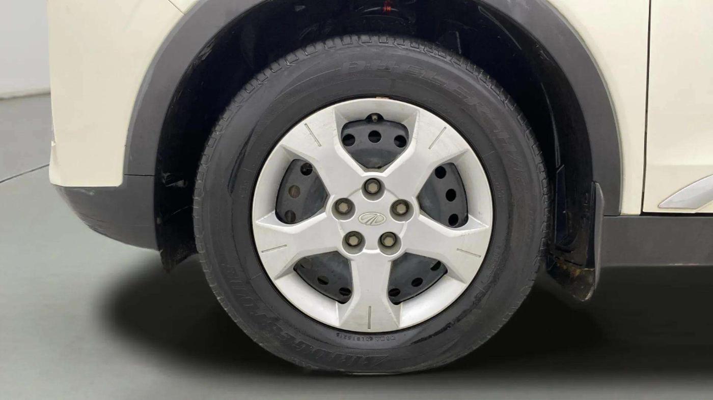 2021 Mahindra XUV300 W6 1.5 DIESEL AMT, Diesel, Automatic, 1,02,886 km, Left Front Wheel