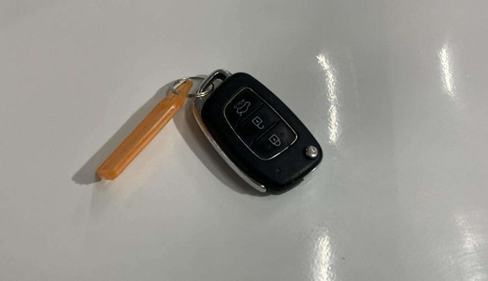 2021 Hyundai AURA S 1.2 CNG, CNG, Manual, 71,780 km, Key Close Up