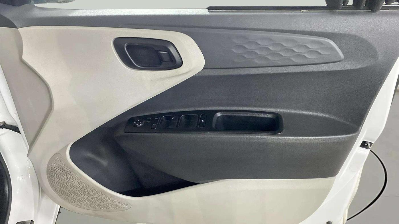 2021 Hyundai AURA S 1.2 CNG, CNG, Manual, 71,780 km, Driver Side Door Panels Control