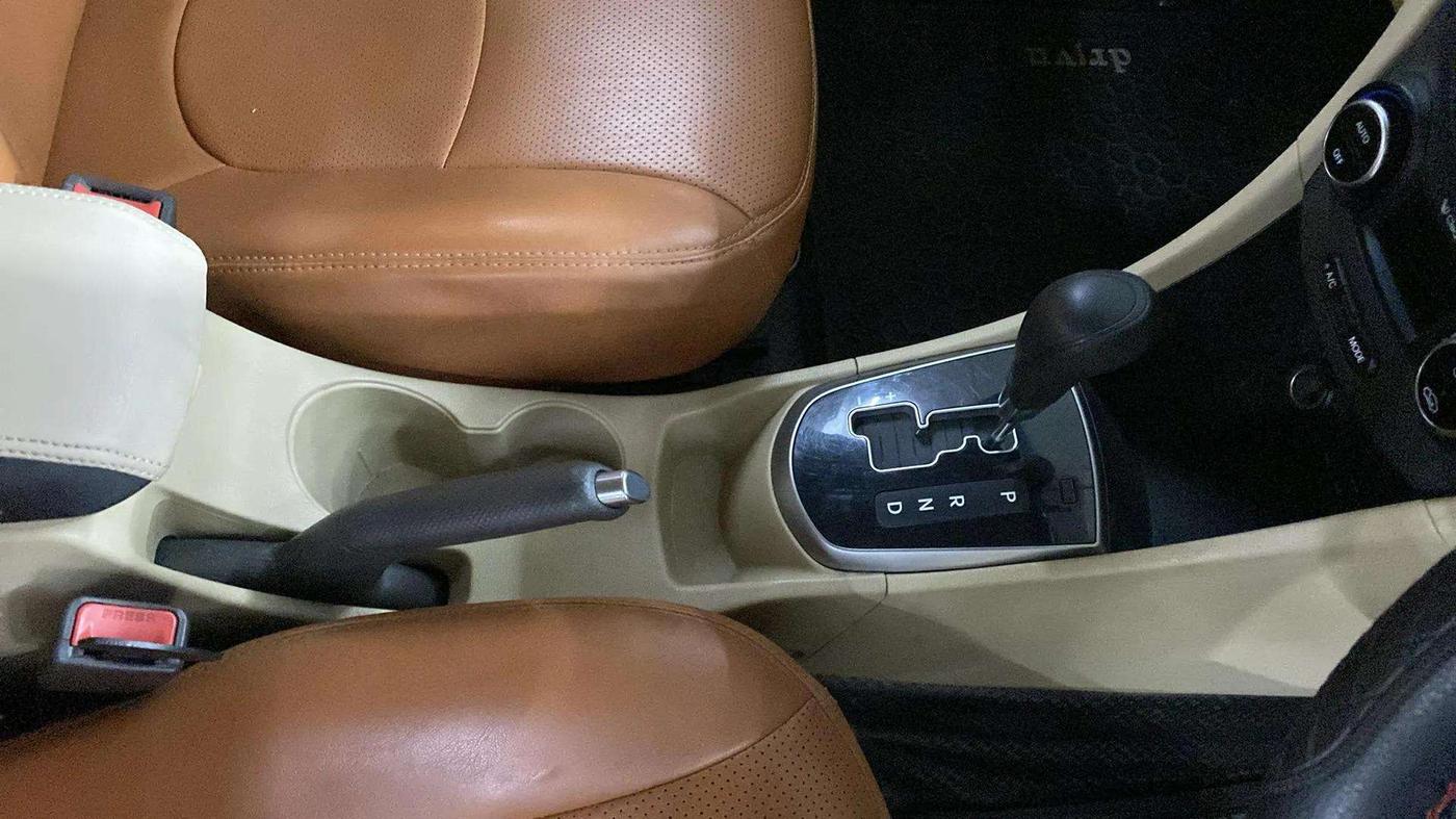 2017 Hyundai Verna 1.6 VTVT SX AT, CNG, Automatic, 82,041 km, Gear Lever