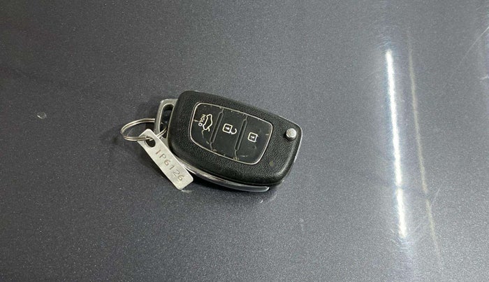 2017 Hyundai Verna 1.6 VTVT SX AT, CNG, Automatic, 81,808 km, Key Close Up