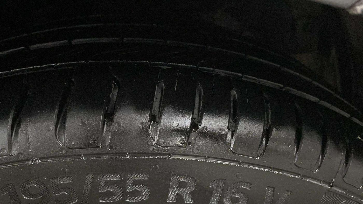 2017 Hyundai Verna 1.6 VTVT SX AT, CNG, Automatic, 82,041 km, Right Front Tyre Tread