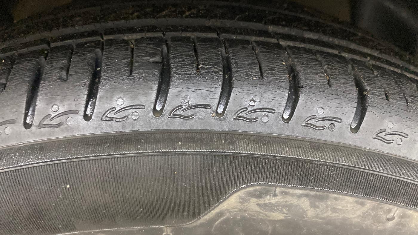 2023 Hyundai GRAND I10 NIOS ASTA AMT 1.2 KAPPA VTVT, Petrol, Automatic, 17,999 km, Right Front Tyre Tread