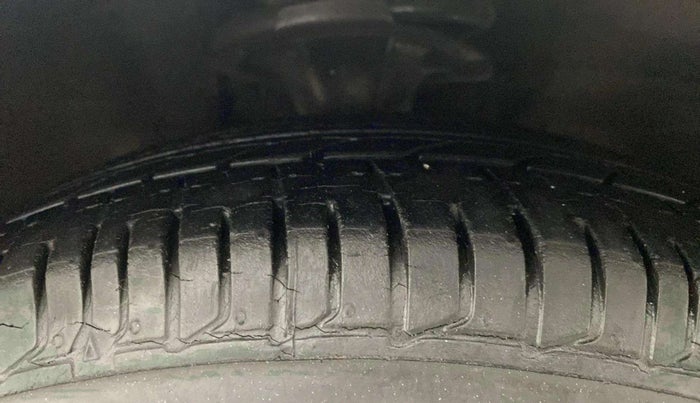 2014 Hyundai i10 SPORTZ 1.1, Petrol, Manual, 45,119 km, Right Front Tyre Tread